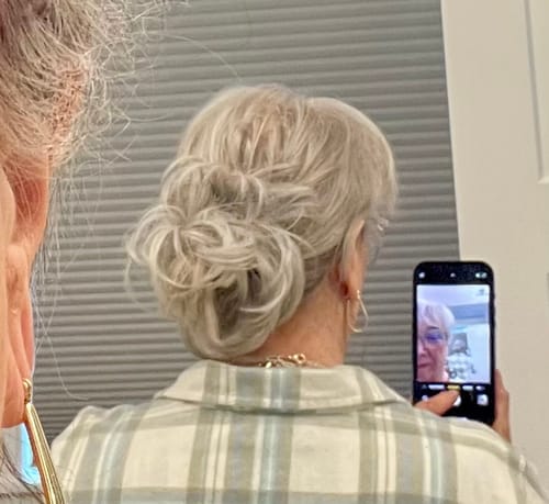 Customer photo review of JuvaBun Claw Clip Messy bun