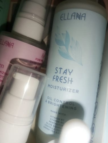 Customer photo review of Stay Fresh Moisturizer Controls Oil and Brightens