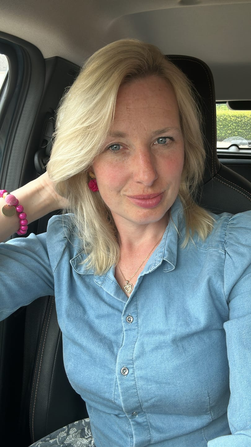 Customer photo review of Vergoldete Knoten-Ohrstecker mit pinkem Blüten-Pompom