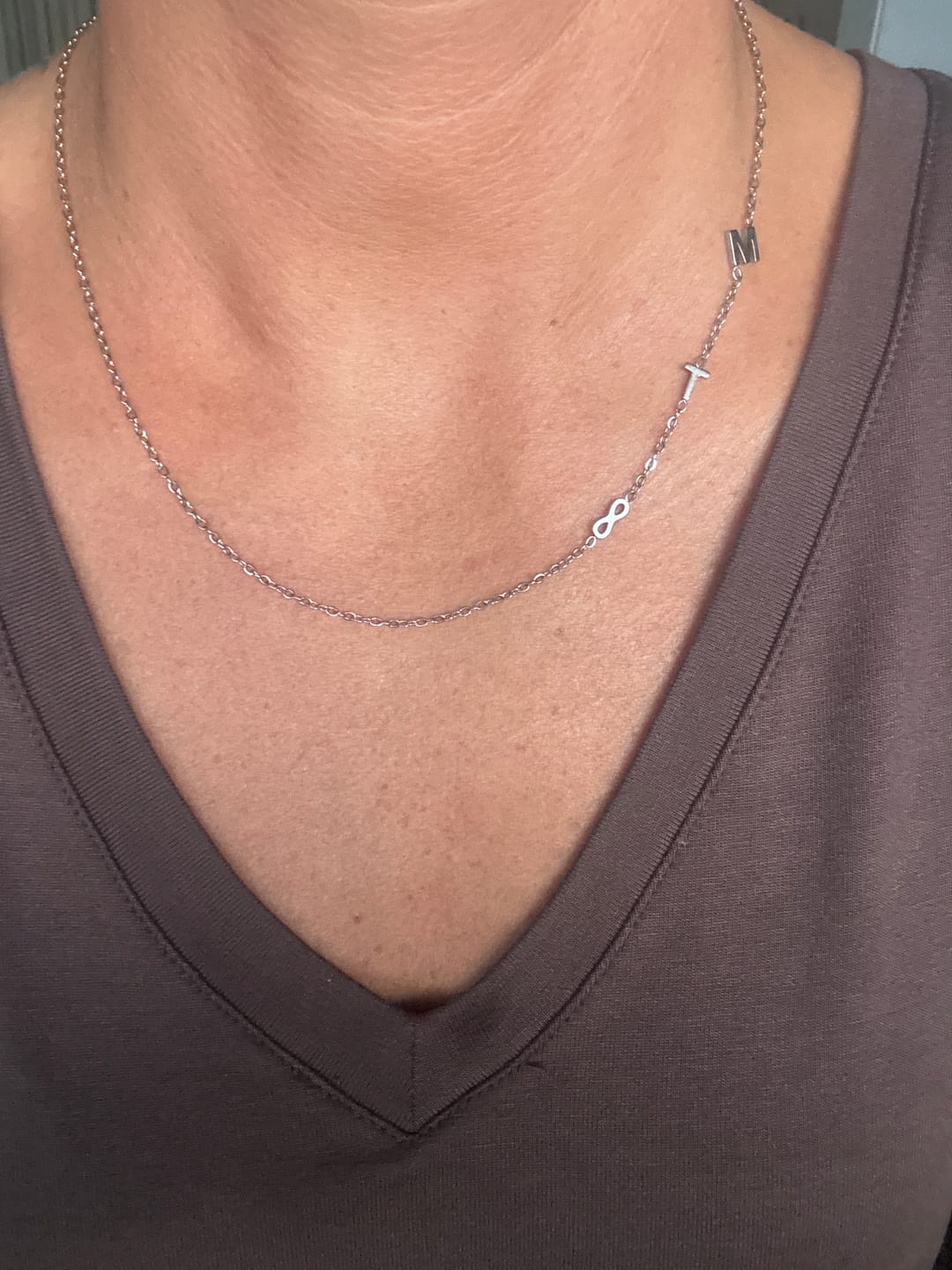 Customer photo review of Personalizovaný náhrdelník s ležatým iniciálem