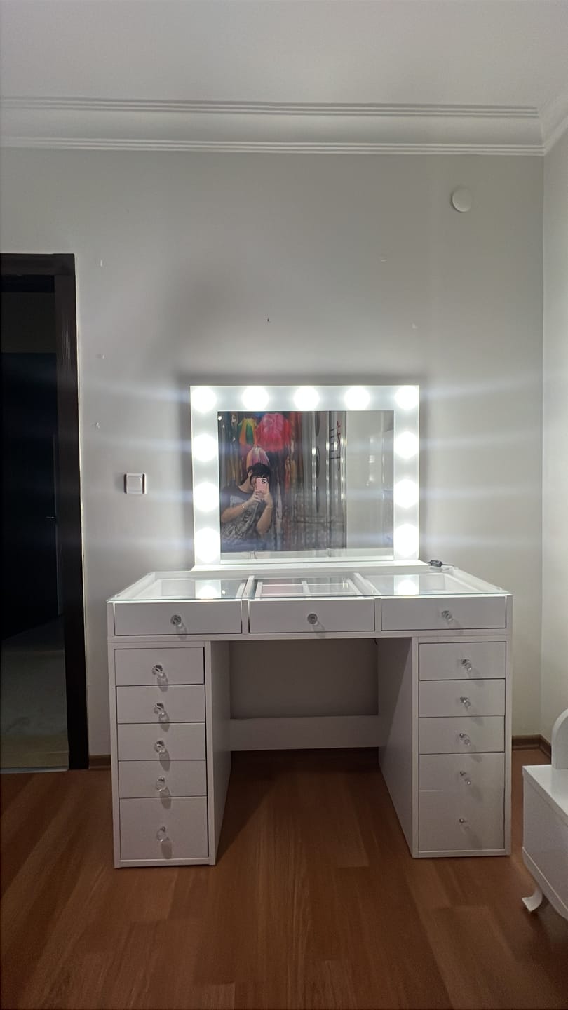 Customer photo review of Rani BJ118 Hollywood Işıklı Aynalı Kulis Makyaj Masası Cam Tablalı 13 Çekmeceli Takı Düzenleyici Beyaz