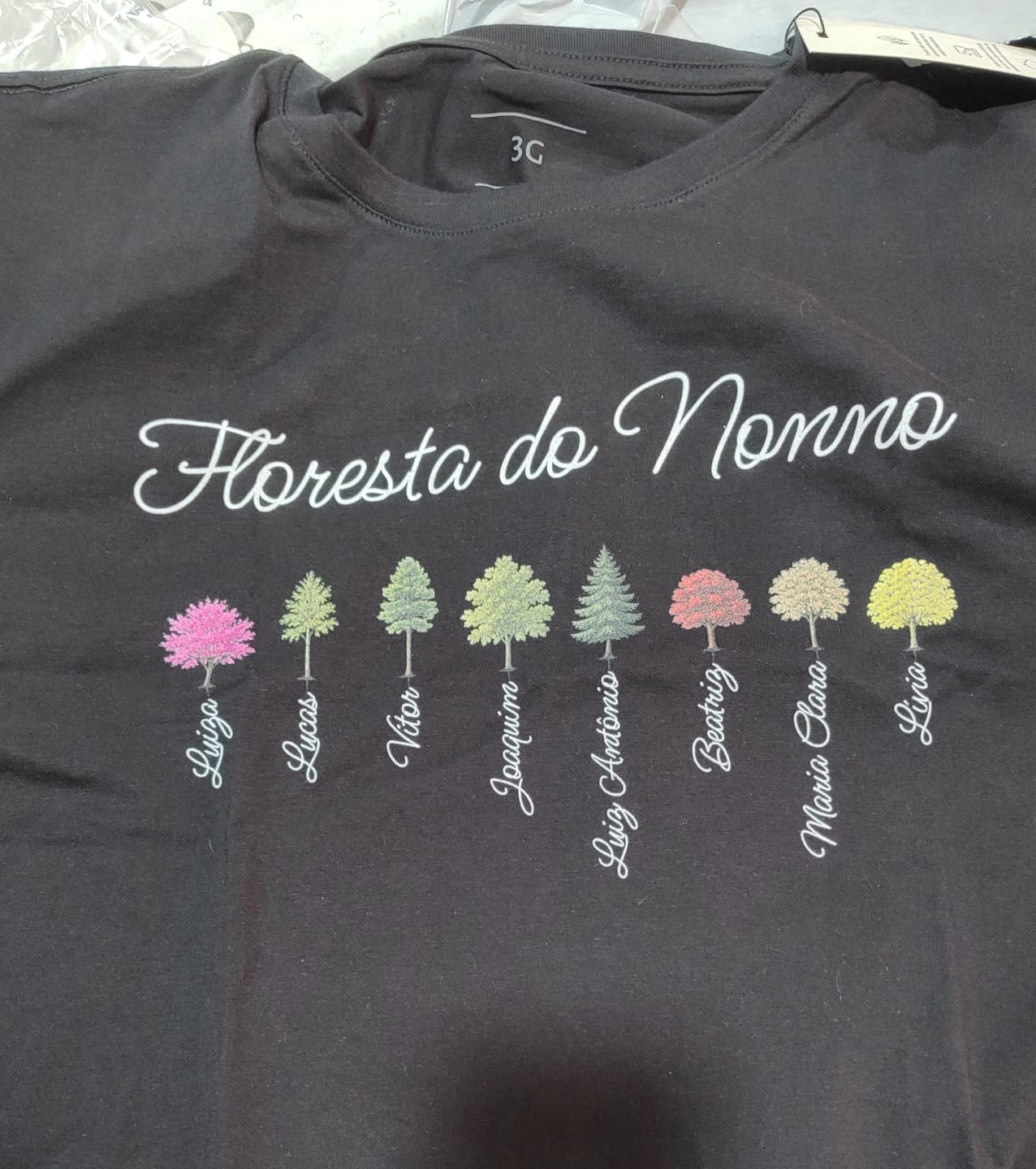 Customer photo review of Camiseta Personalizada FLORESTA DO VOVÔ - ATÉ 13 ÁRVORES - PRETA - Algodão 100%