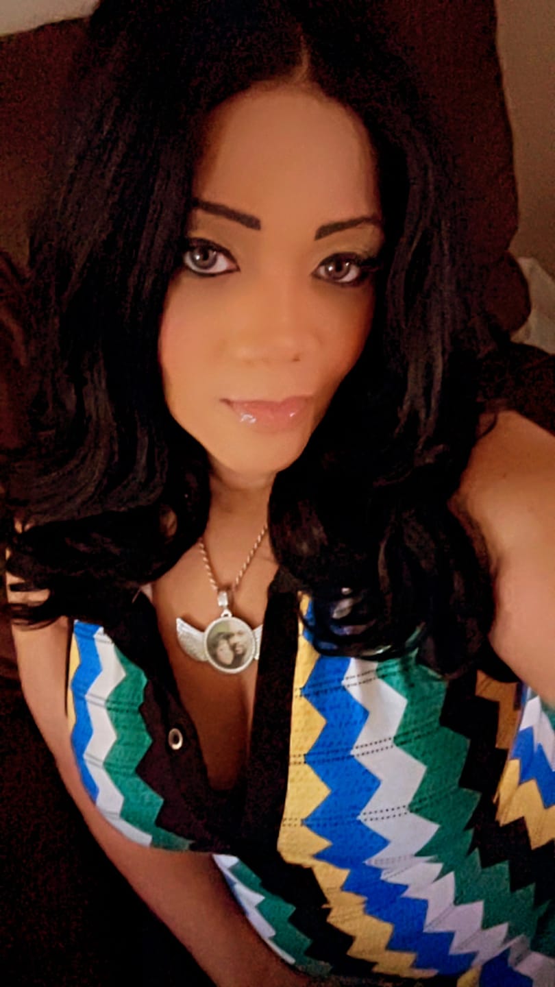 Customer photo review of DNA Taylor Blue Gray Prescription Coloured Contact Lenses