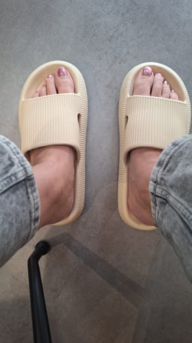 Customer photo review of HappyFlops