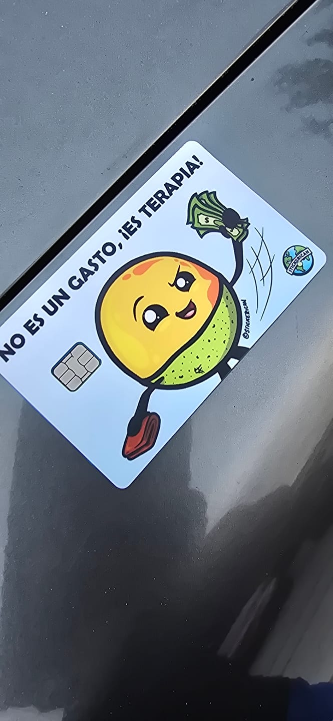 Customer photo review of No es un Gasto, es Terapia - Sticker para Tarjeta de Crédito