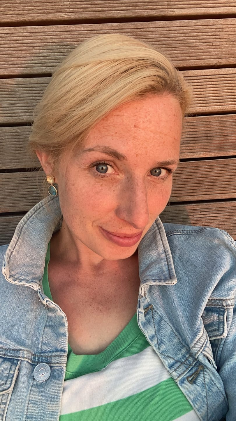 Customer photo review of Vergoldetes Lotusblatt als Ohrstecker mit funkelndem Tropfen in Aquamarinfarben