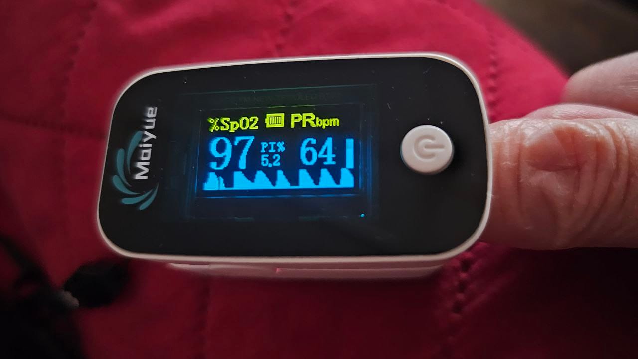 Customer photo review of Saturatiemeter / bloedzuurstofmonitor / saturatiemeter voor vingers / met OLED-display / professioneel en zeer nauwkeurig / ideaal voor gezinnen, ouderen en ziekenhuizen