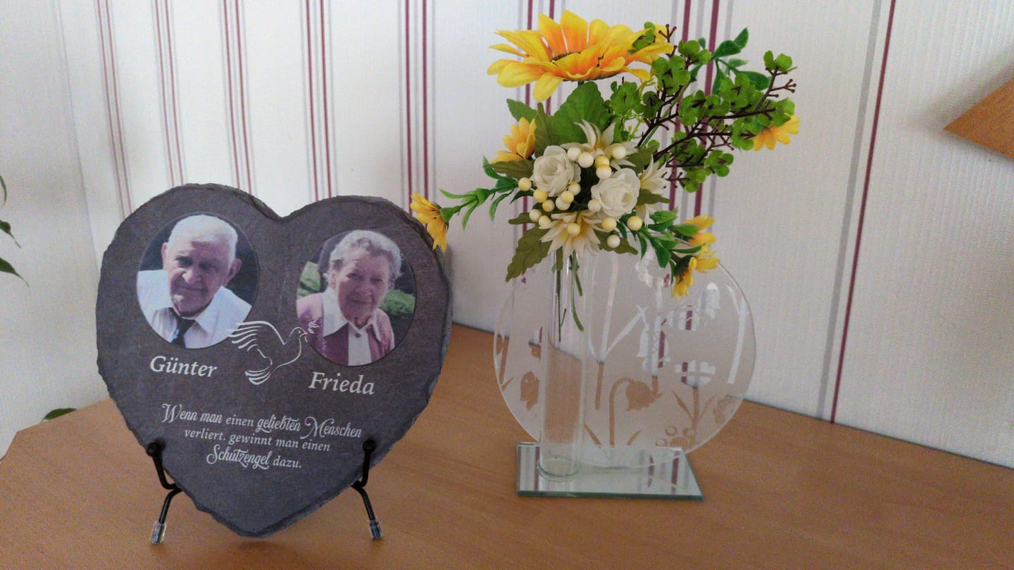 Customer photo review of Unsere Schutzengel - Personalisiertes Trauer Schieferherz für 2 Personen