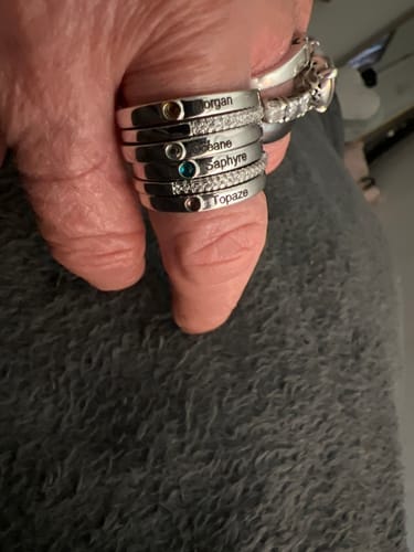 Customer photo review of Bague Couple Personnalisée avec Noms et Pierres de Naissance