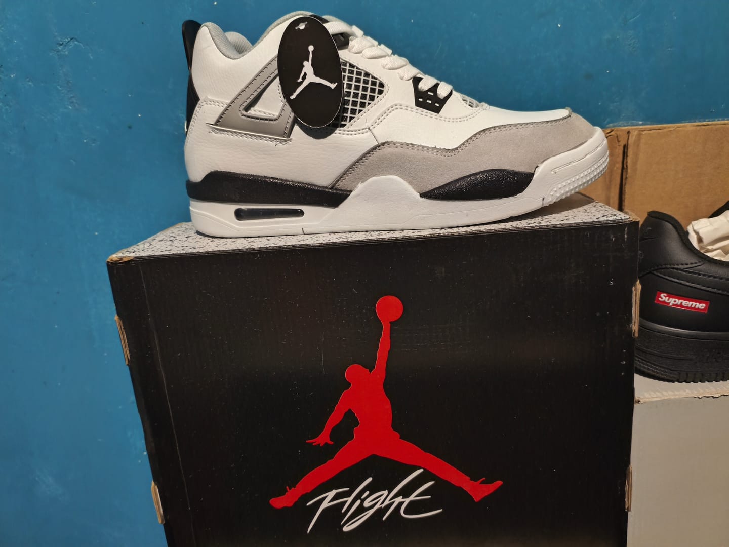 Customer photo review of Tenis Retro 4 Blanco Gris Negro