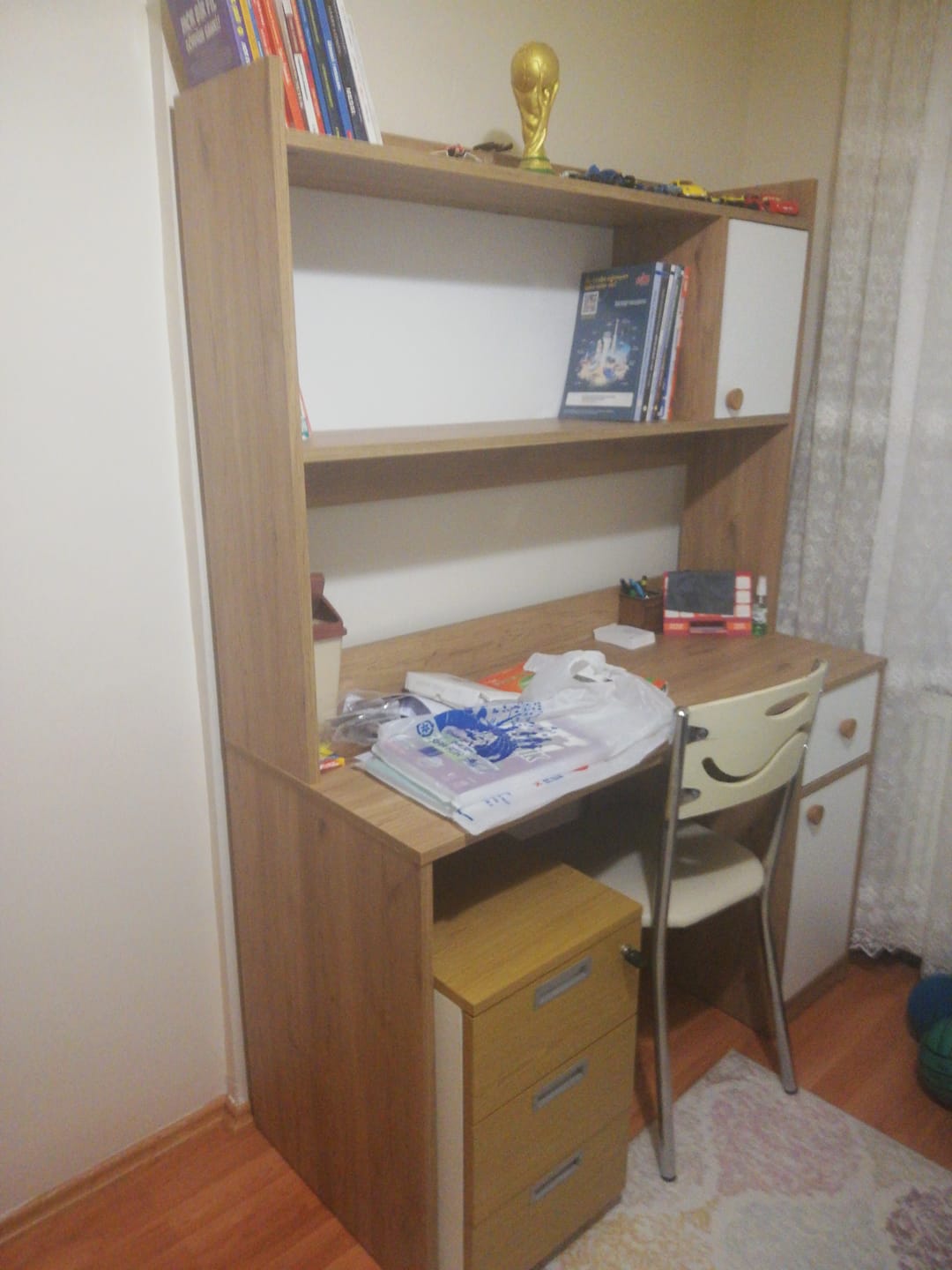 Customer photo review of Rani HA127 Kitaplıklı Raflı 2 Kapaklı 1 Çekmeceli Çalışma Ofis Bilgisayar Masası Sepet Ceviz - Beyaz