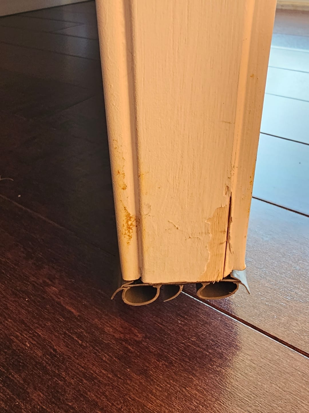 Customer photo review of Universal 7/8" Between Darts Drive-On Door Sweep (dual bulbs)