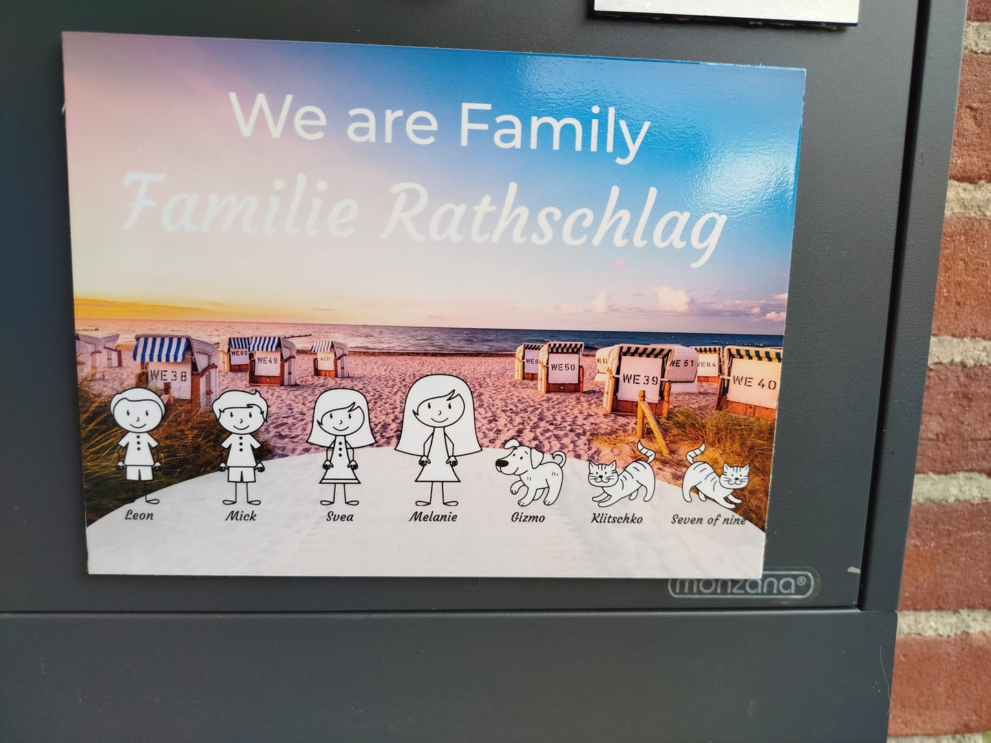 Customer photo review of Familien Türschild (UV- und wetterfest) inkl. Klebebefestigung