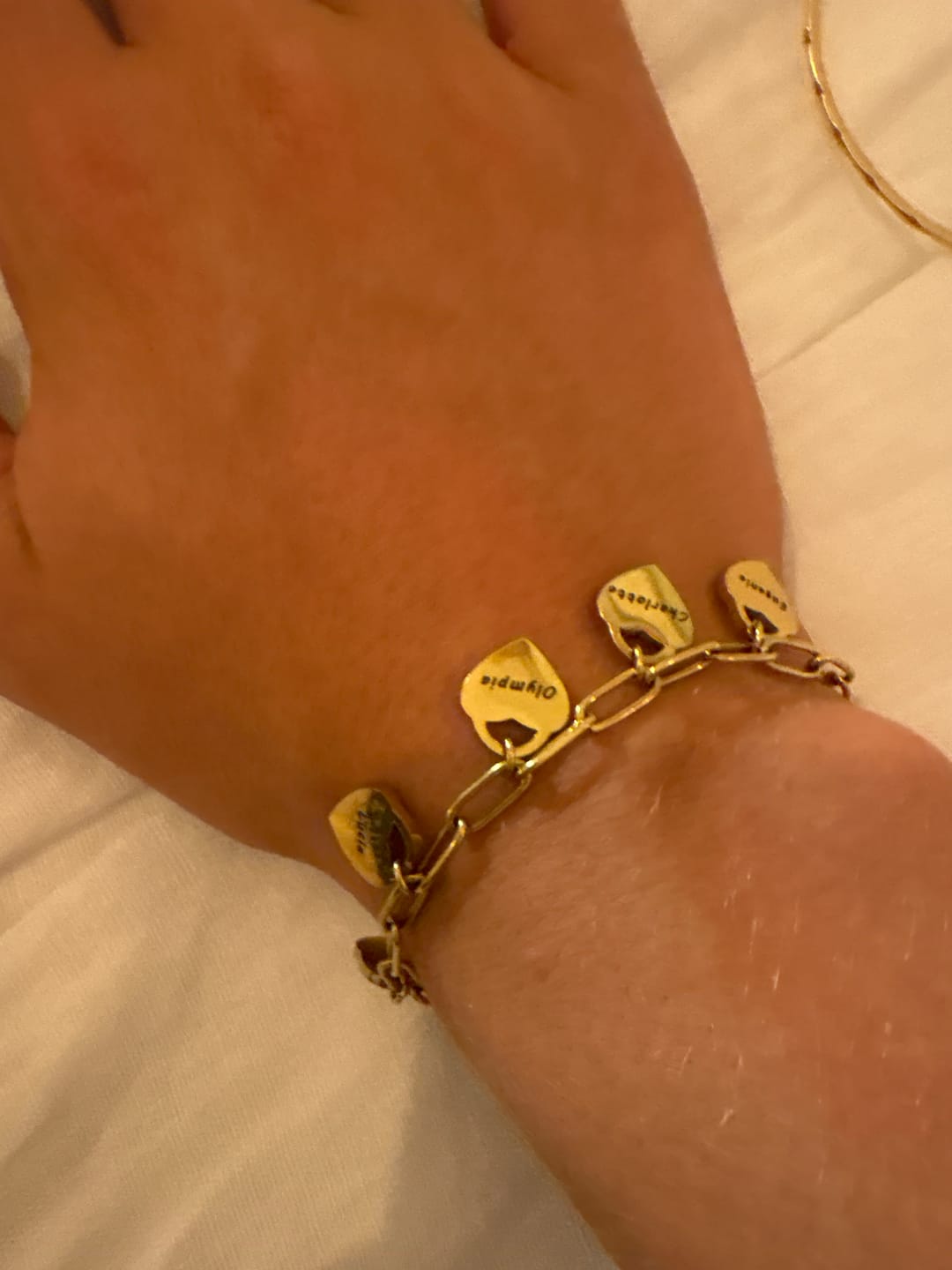 Customer photo review of Bracelet avec pendentifs cœur personnalisés