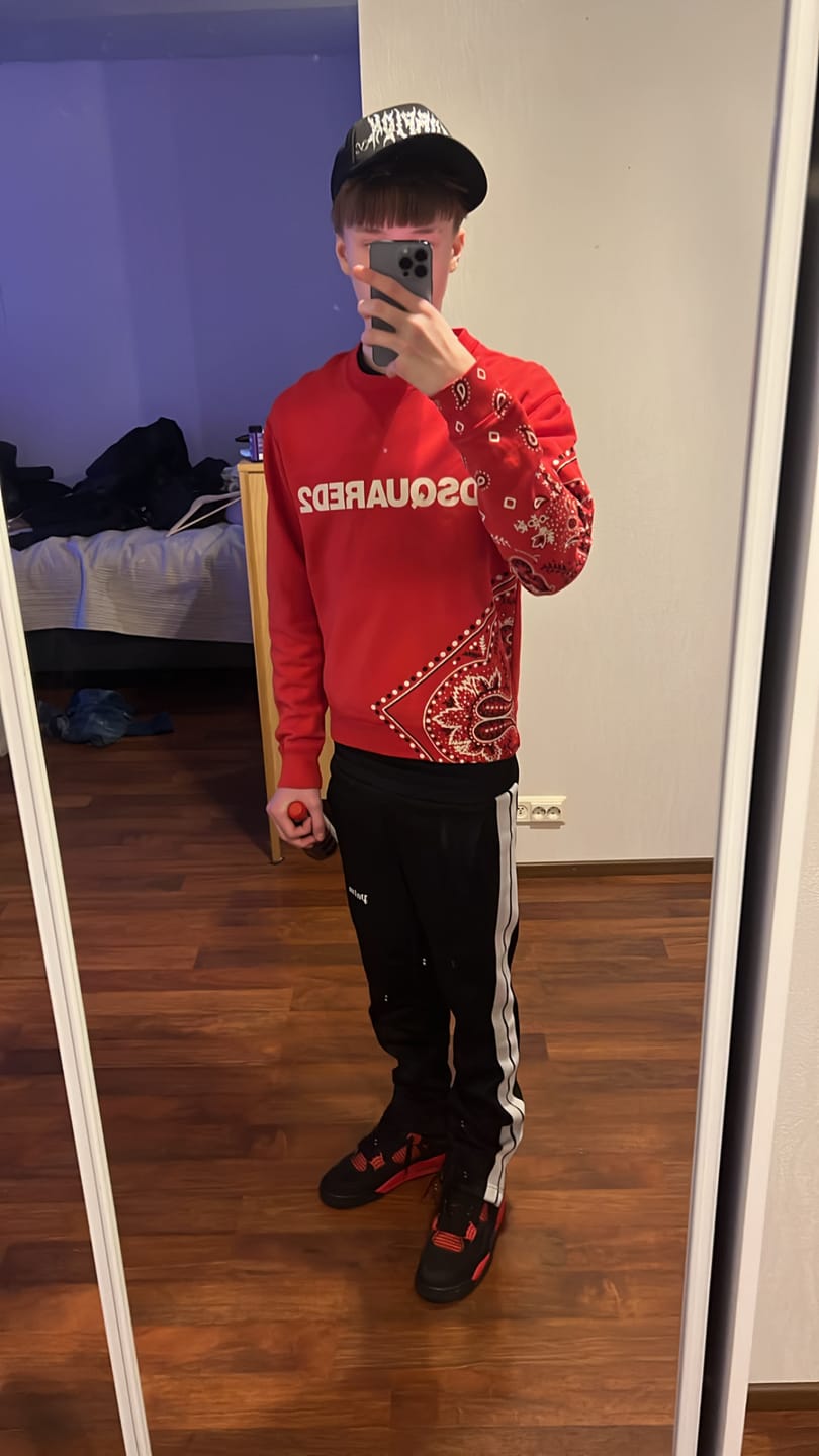 Customer photo review of Jordan 4 Red Thunder (EU 43)