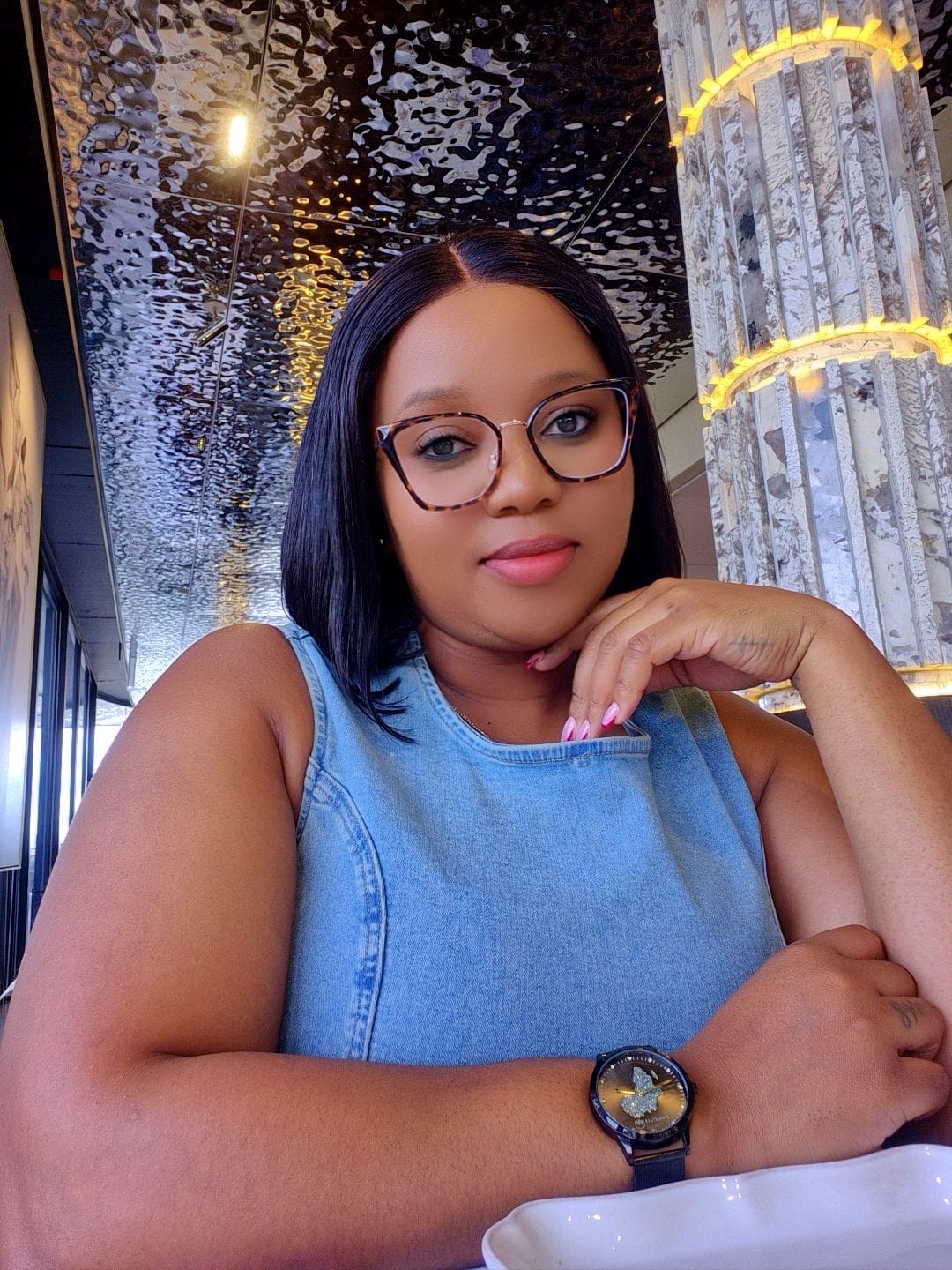 Customer photo review of Double Drawn Glue-less Pre- Bleached Bob 8 Inch - 14 Inch With 5 X 5 Closure