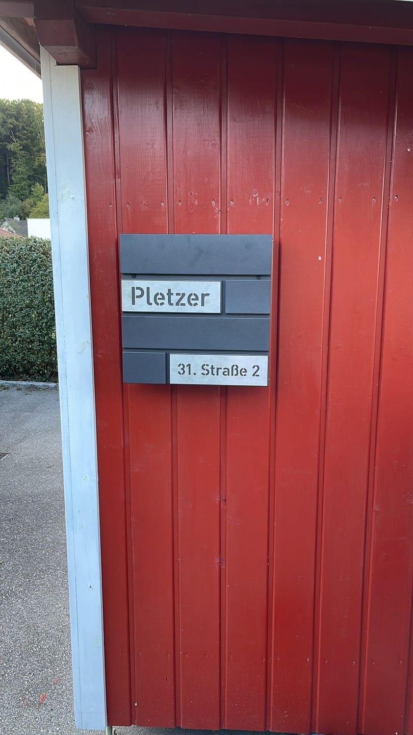 Customer photo review of AlbersDesign Briefkasten B4 Eisenglimmer (DB703) personalisiert mit Edelstahl-Schildern