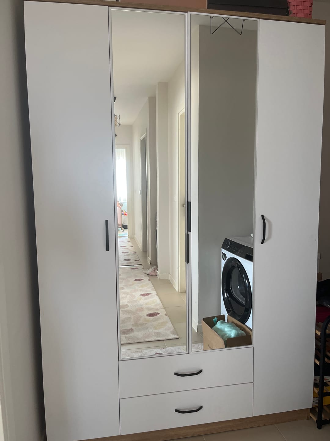 Customer photo review of Rani BA131 Geniş Gardırop Elbise Dolabı Aynalı Kapaklı 2 Çekmeceli 13 Raflı 1 Askılı Sepet Ceviz - Beyaz