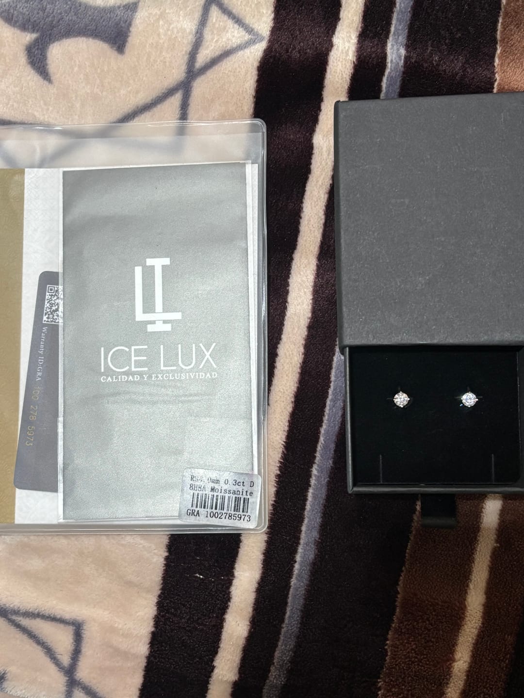 Customer photo review of Aretes Moissanita