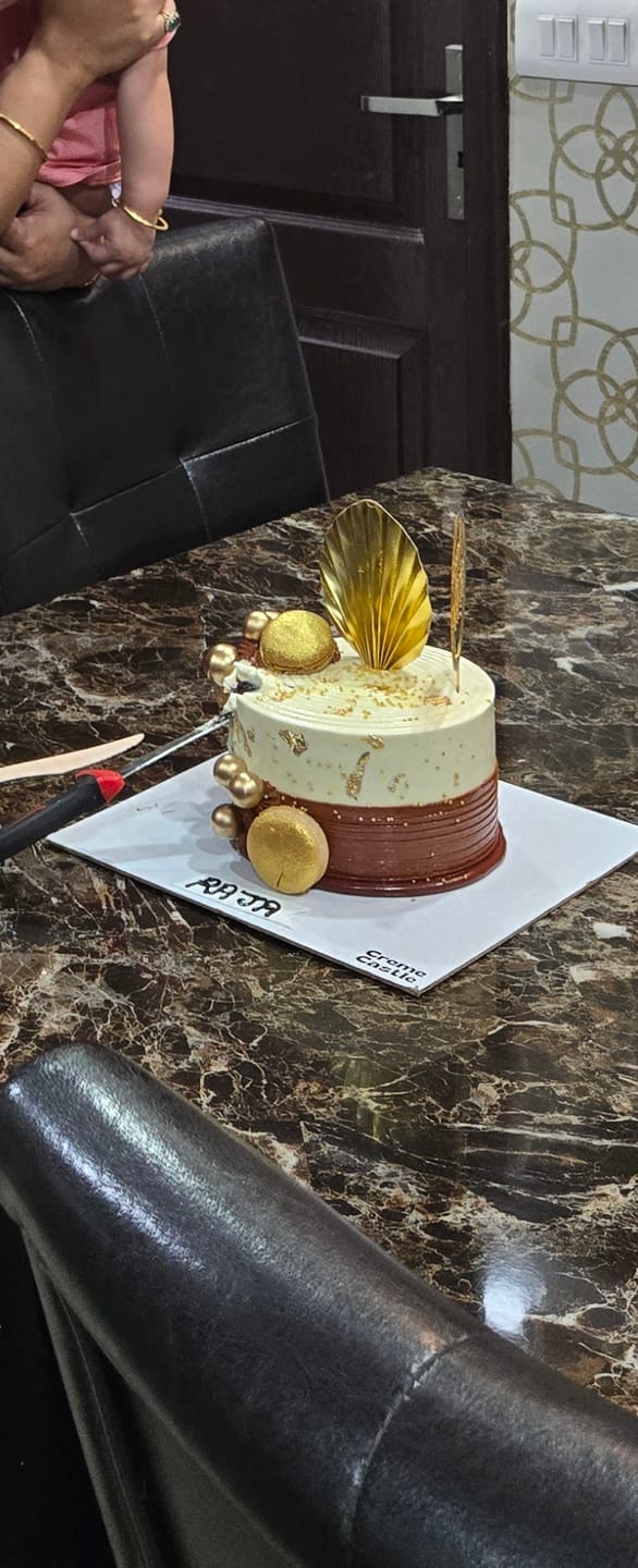 Customer photo review of Golden cake for boyfriend birthday