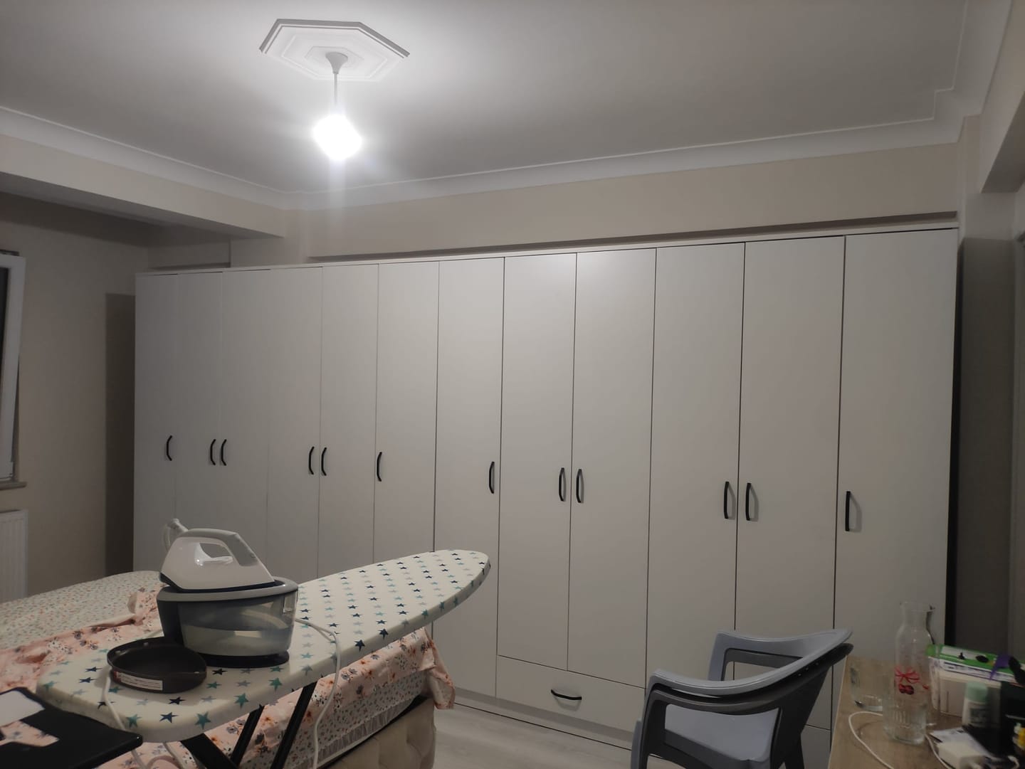 Customer photo review of Rani BA134 Geniş Gardırop Elbise Dolabı 6 Kapaklı 2 Çekmeceli 14 Raflı 2 Askılı Beyaz