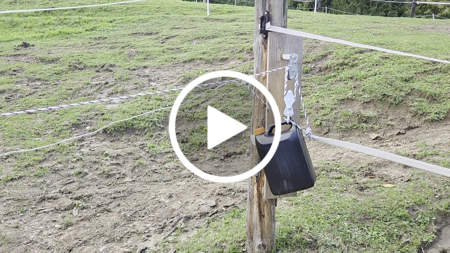 Customer video review of Feed-X - Automatischer Weidezaunöffner mit mechanischer Zeitschaltuhr, Flaschenzug, Elektroseil (3,3 m, einreihig)