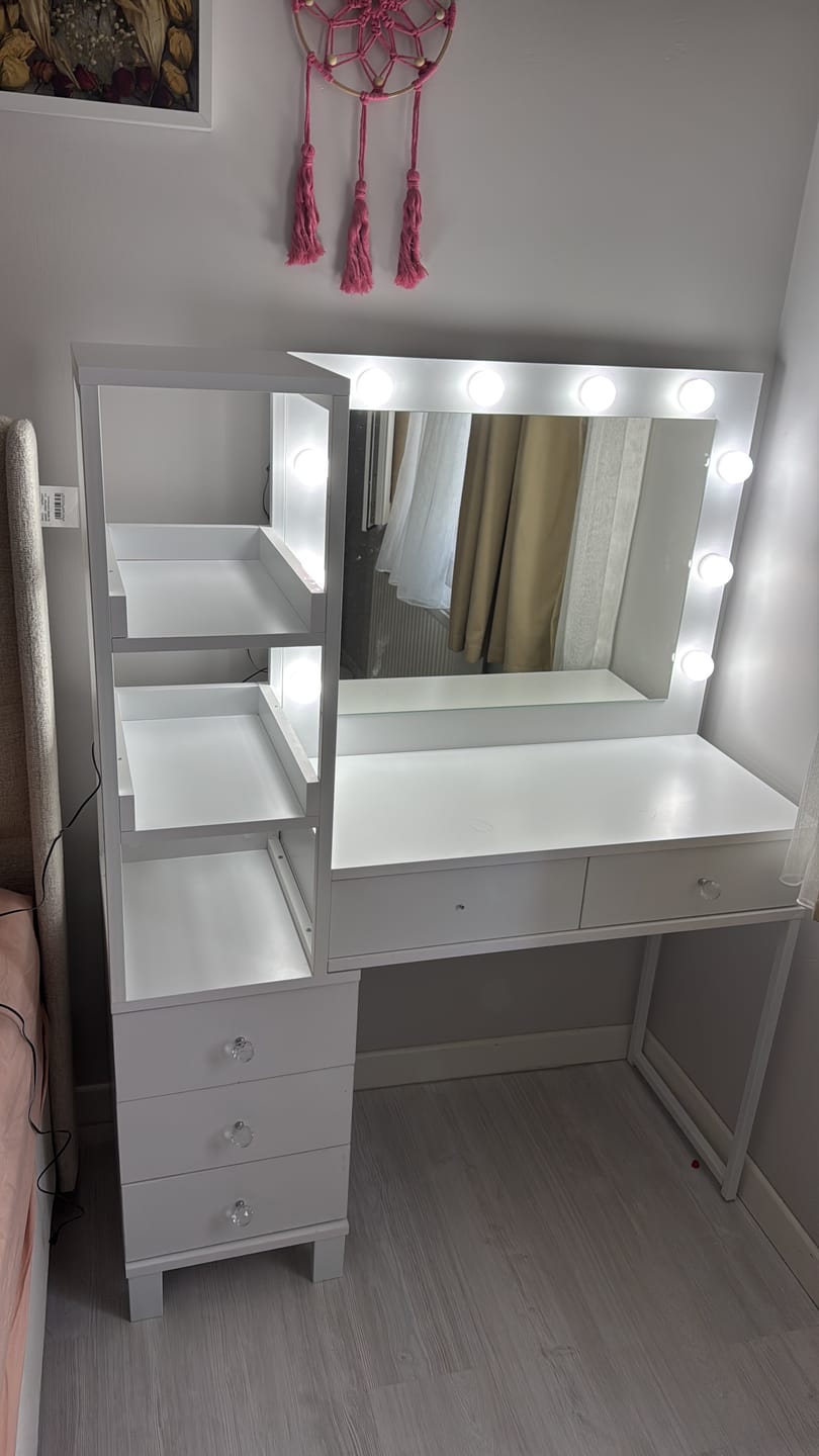 Customer photo review of Rani BJ155 Makyaj Masası 5 Çekmeceli Raflı Işıklı Aynalı Takı Düzenleyici Puf Takım Beyaz