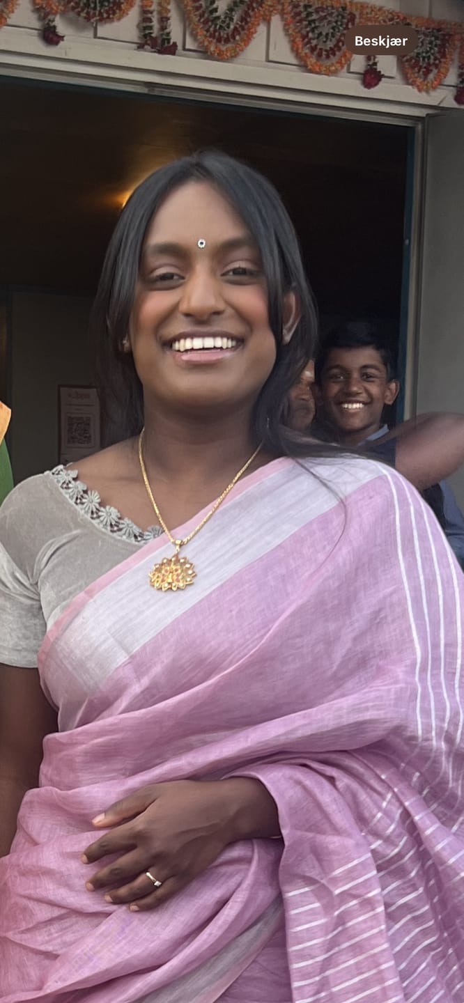 Customer photo review of Handwoven Pure Linen Saree