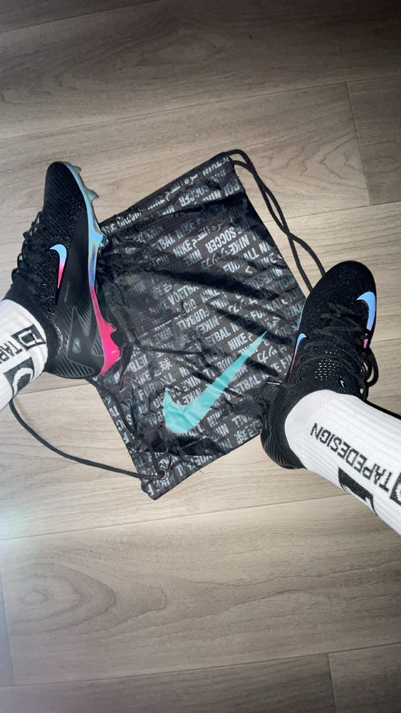 Customer photo review of Vapor 16 Nike by You FG - Noir/Bleu/Rose
