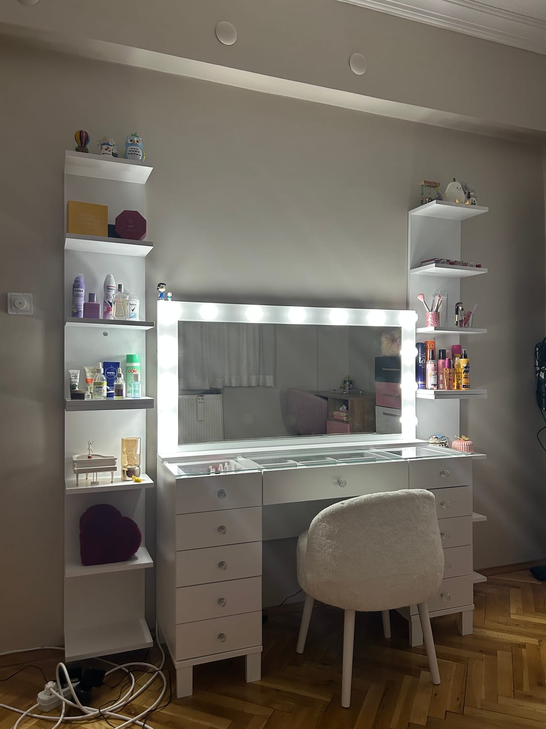 Customer photo review of Rani BJ137 Hollywood Işıklı Aynalı Kulis Makyaj Masası Cam Tablalı 11 Çekmeceli Takı Düzenleyici Beyaz