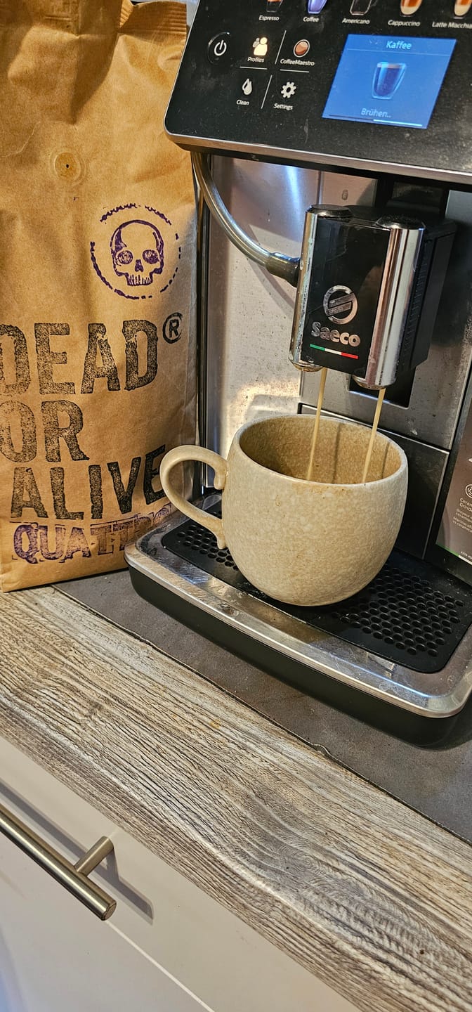 Customer photo review of DEAD OR ALIVE COFFEE Quattro – Espresso Blend, 70% Robusta / 30% Arabica, mild & aromatisch, feine Crema, säurearm
