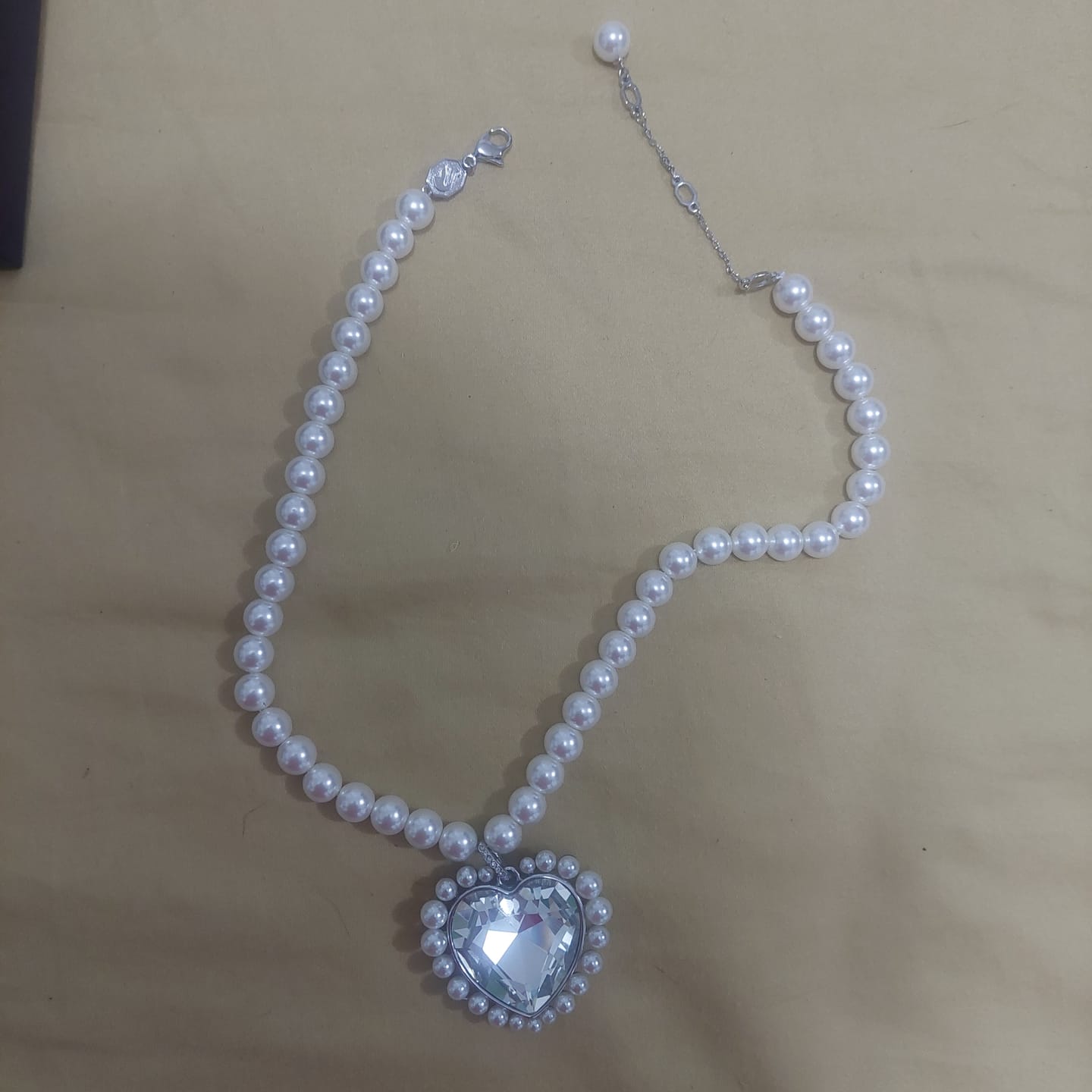 Customer photo review of COLLAR SWAROVSKI ARIANA GRANDE CRISTALES CRYSTAL PEARL PERLAS TALLA DE CORAZON GRANDE