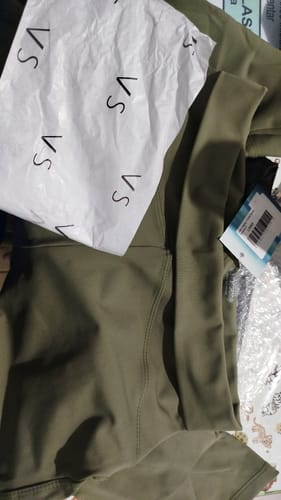 Customer photo review of Calça Legging Com Recortes Verde Cancún