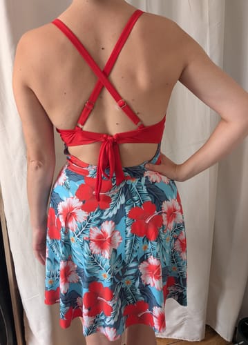 Customer photo review of Robe de bain multicolore à bretelles creuses et à fleurs des années 1940