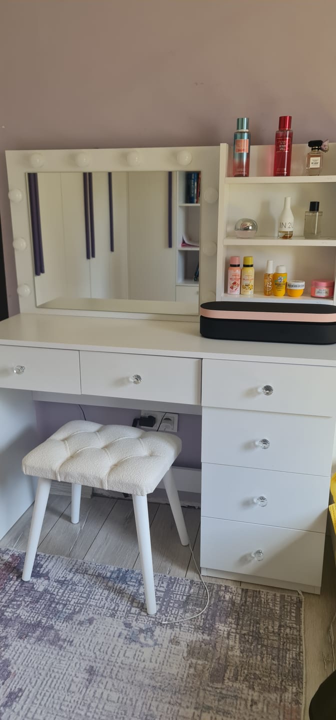 Customer photo review of Rani BJ162 Hollywood Işıklı Aynalı Kulis Makyaj Masası 6 Çekmeceli Takı Düzenleyici Puf Takım Beyaz