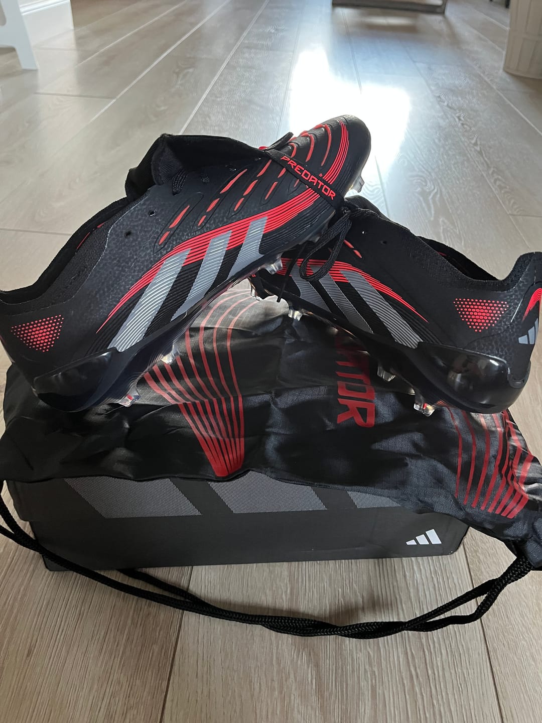Customer photo review of Predator 25 Elite Fold-over Tongue FG Stealth Victory - Noir/Gris/Lucid Red