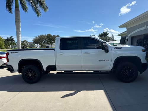 Customer photo review of Rough Country 21002 Oval Nerf Step | Crew Cab | Chevy/GMC 1500/2500HD/3500HD (19-25 & Classic)