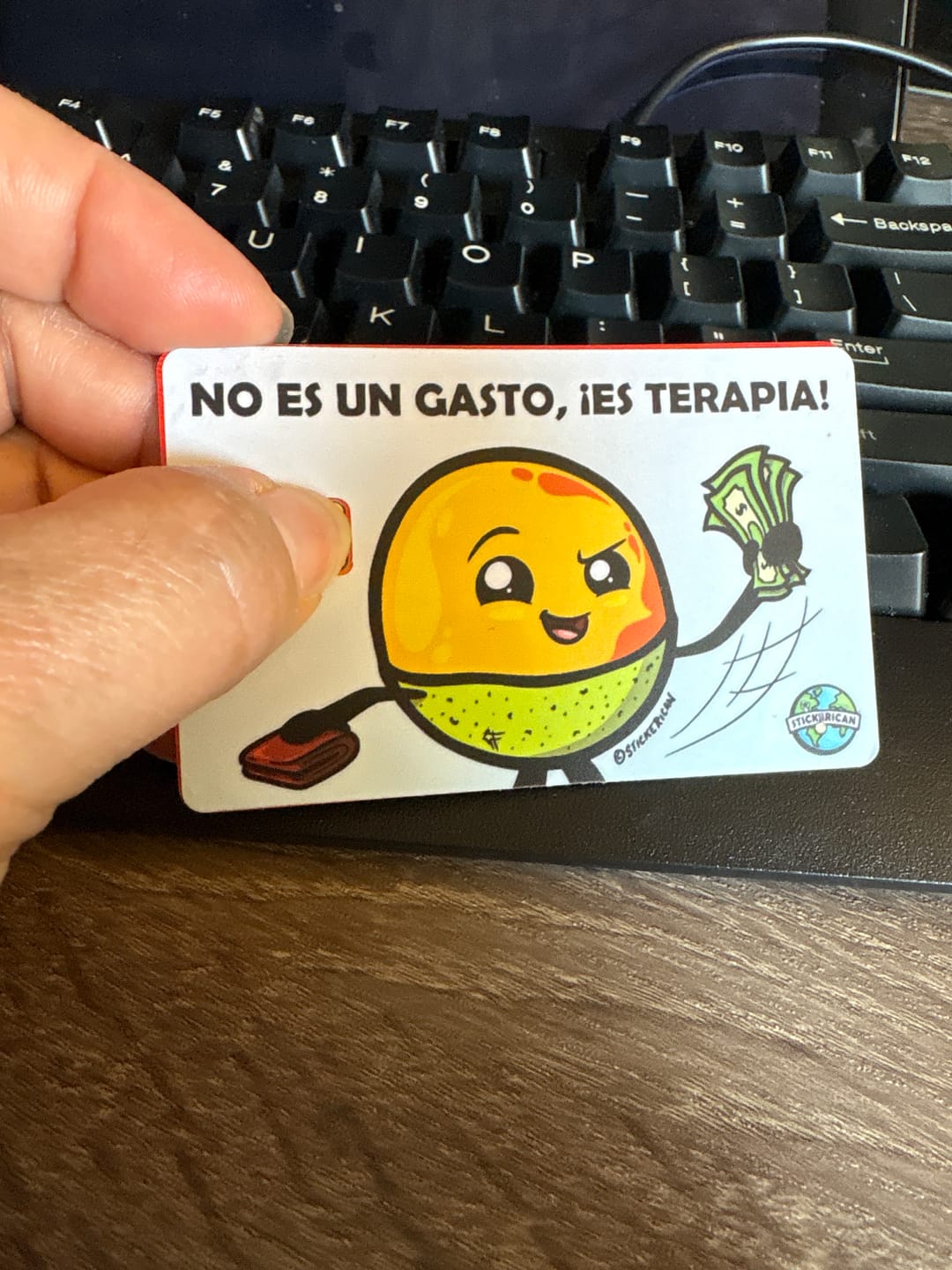 Customer photo review of No es un Gasto, es Terapia - Sticker para Tarjeta de Crédito