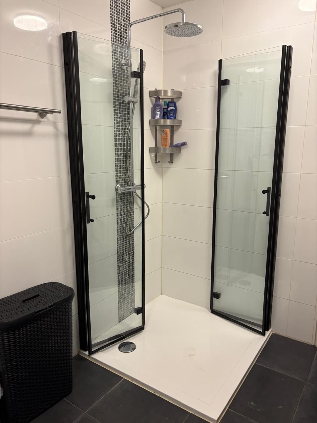 Customer photo review of SONNI Duschkabine Eckeinstieg falttür beide Seiten faltbar Duschabtrennung Faltdusche NANO Glas Doppel Duschtür Höhe 195cm Drehfalttür