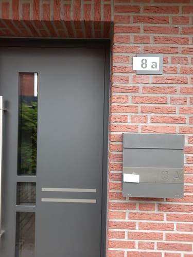 Customer photo review of Edelstahl-Hausnummer, mit 3D Effekt, Rückwand pulverbeschichtet in DB703, Frontblende in Edelstahl