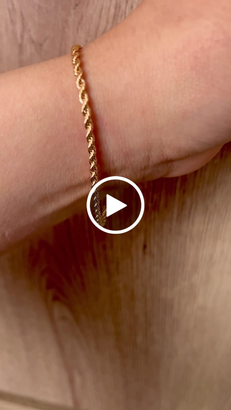 Customer video review of Pulsera Lazo en Oro laminado 18k