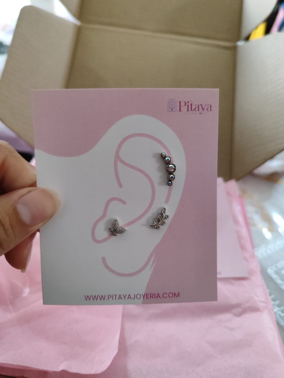 Customer photo review of Piercing Hojita de Laurel Rosca Plana