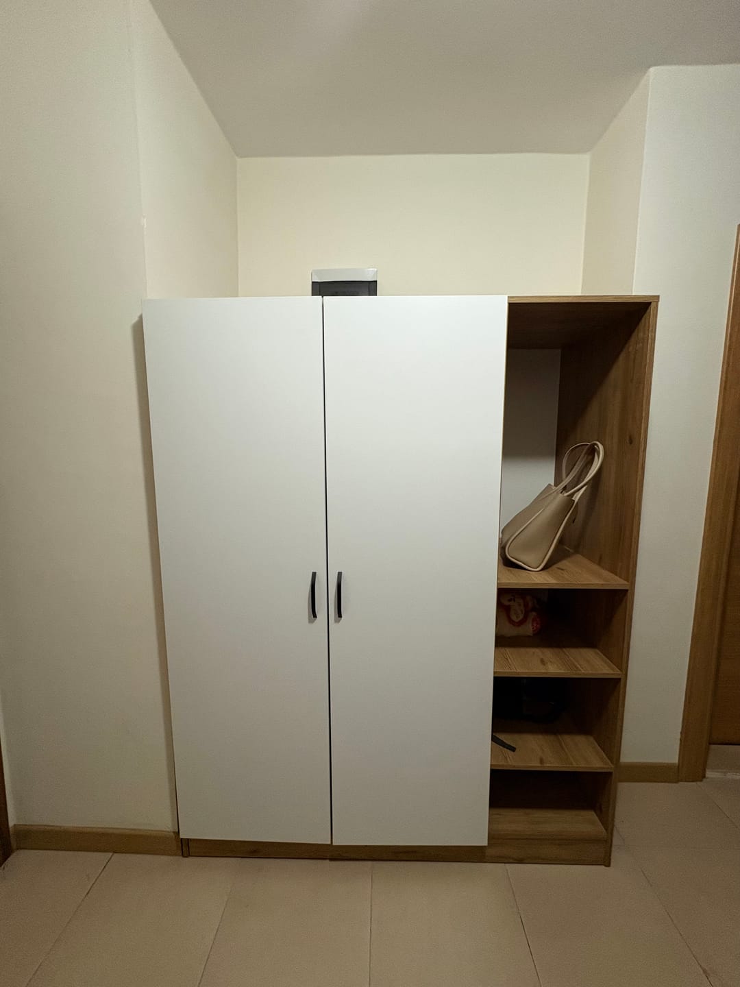 Customer photo review of Rani BA104 Yüklük 6 Kapaklı 10 Raflı Yatak Yorgan Yastık Saklama Dolabı S. Ceviz - Beyaz