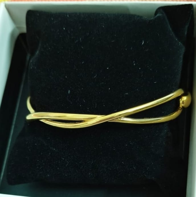 Customer photo review of Stylish Gold Bangle Bracelet