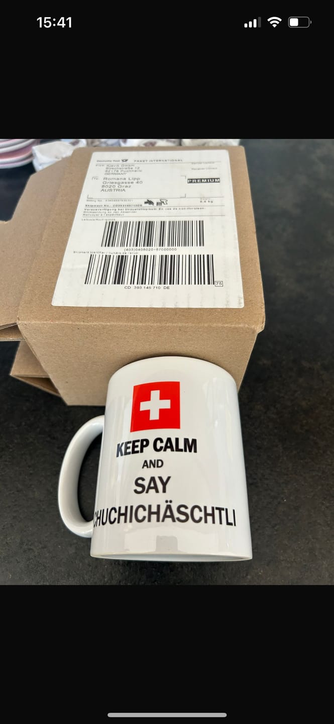 Customer photo review of Tasse Schweiz lustig, Geschenk Schweizerdeutsch Dialekt Spruch: Keep Calm and Say Chuchichäschtli, Kaffeetasse Schweizerdeutsch für Schweizerin Schweizer Humor Witz Schweizerisch Kaffee-Becher