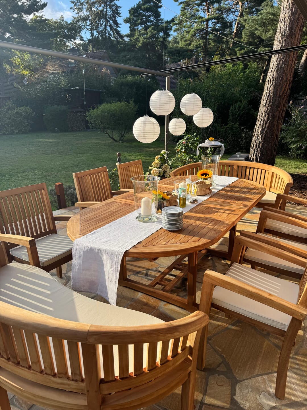 Customer photo review of Teak Gartenmöbel 180-240cm Ausziehtisch 4cm Platte (6 Henley Stapelstühle 2 San Francisco Bänke) Inklusive Kissen.