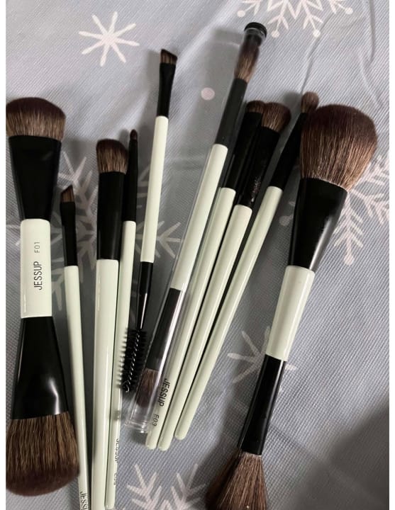 Customer photo review of 14-in-10 Duo-End Brush Versatility Collection T500