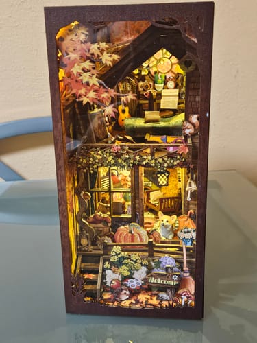 Customer photo review of Book Nook Diorama – Leuchtende Miniaturwelt fürs Bücherregal (4 Designs zur Auswahl)