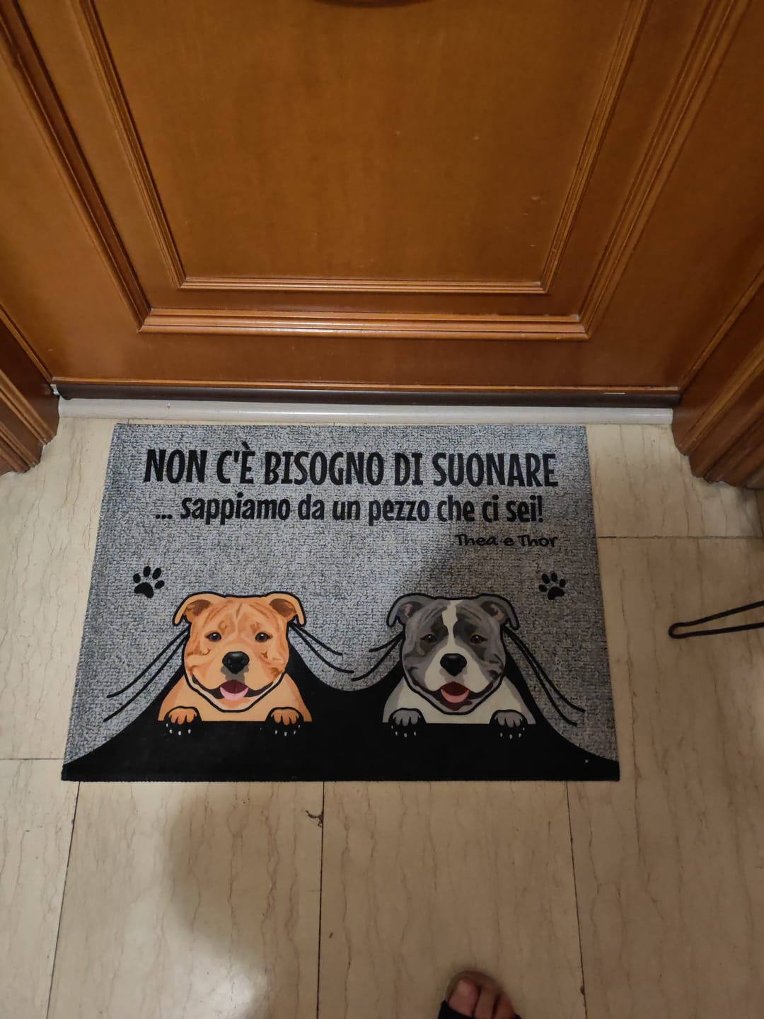 Customer photo review of Non c'è bisogno di suonare - Zerbino personalizzato