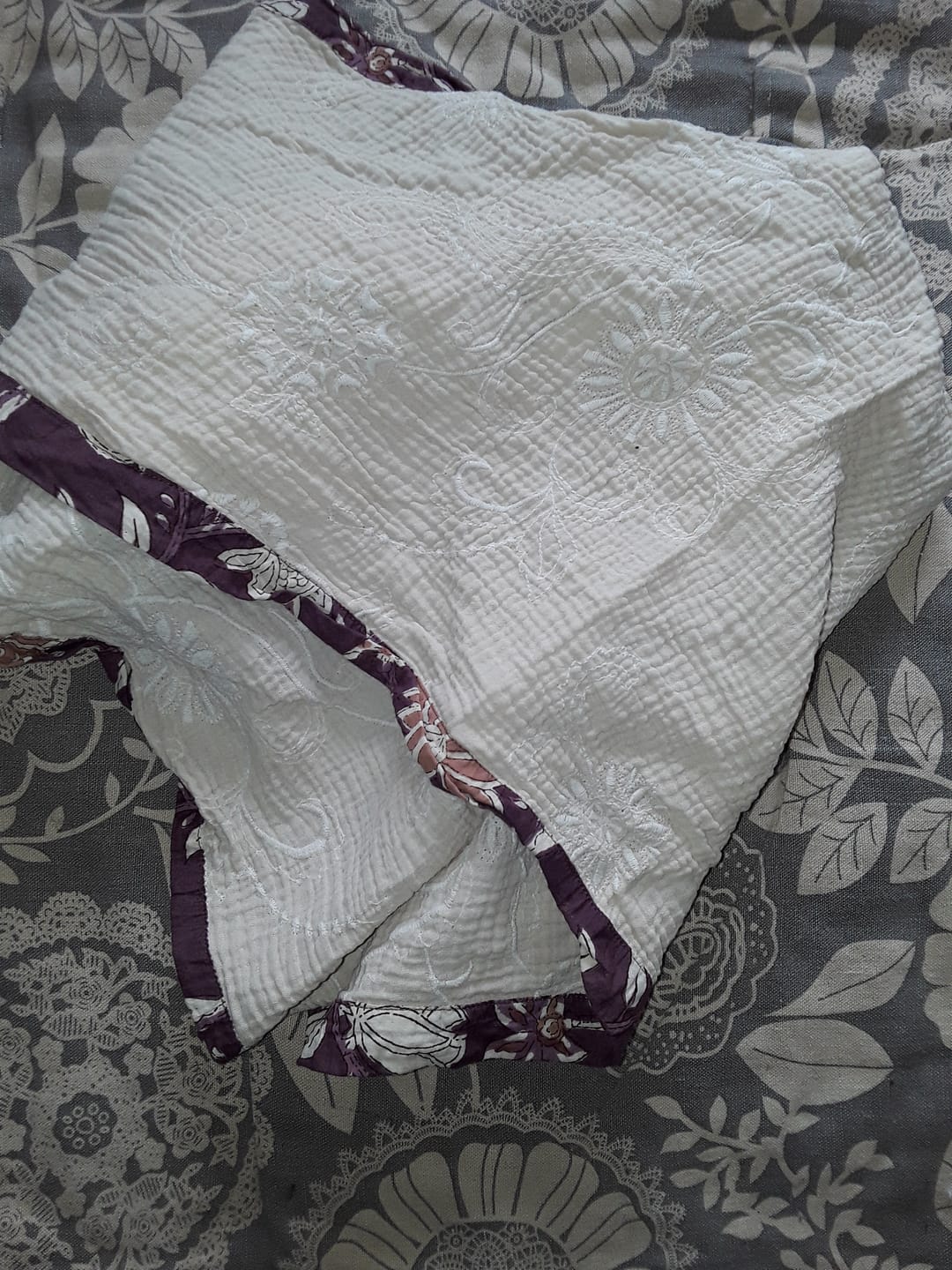 Customer photo review of Le foulard Calista ivoire brodé/prunelle